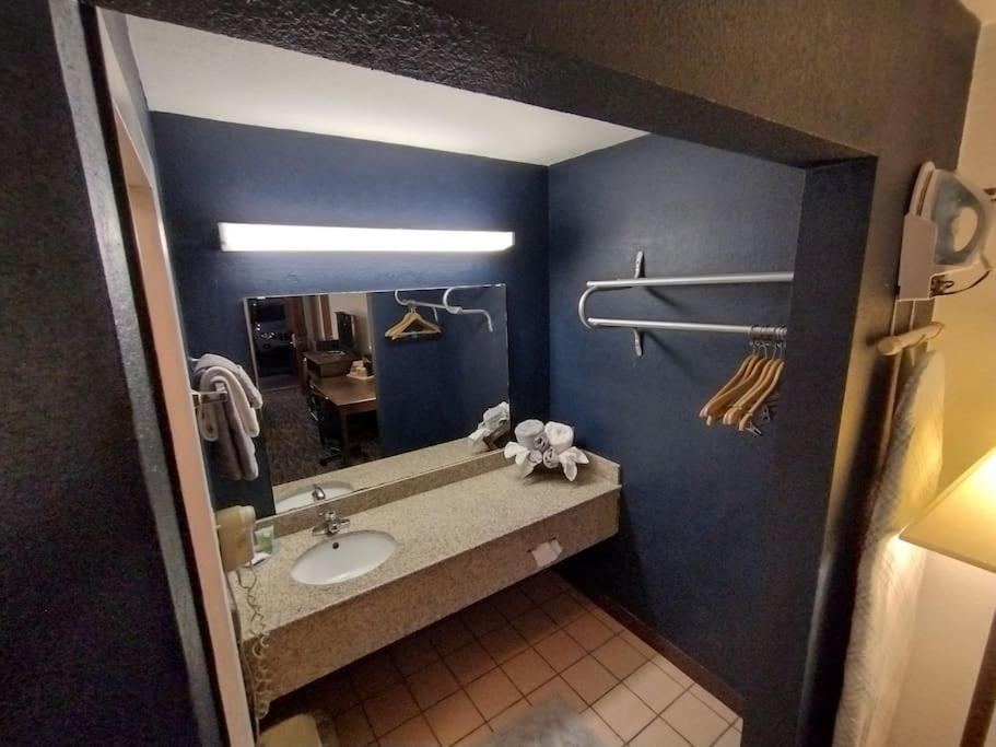 Osu King Bed Hotel Room 109 Wi-Fi Booking Stillwater Exterior foto